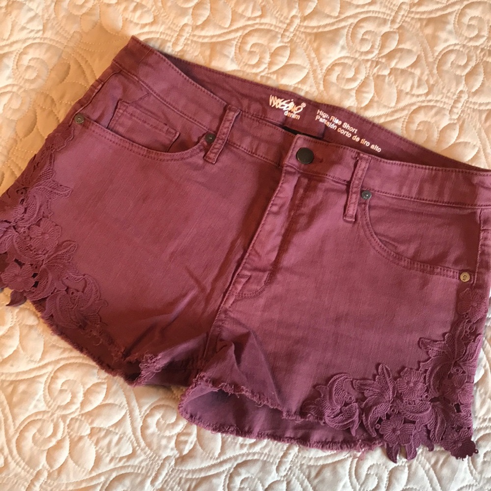 Dusty pink denim shorts with floral detail